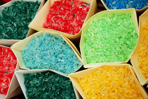 Puedes preparar arroz de diferentes colores para que forme una lluvia multicolor