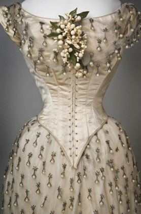 Vestido de la época victoriana con flores de azahar.