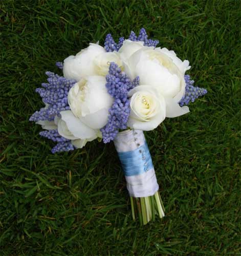 03 Delicado y romántico ramo de novia azul y blanco
