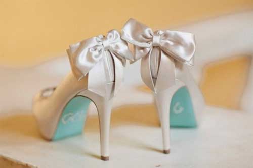 03 Zapatos de novia con la suela de color azul