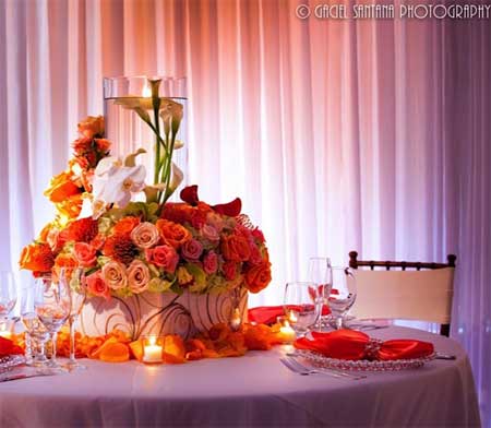 Un buen arreglo floral puede marcar la diferencia en un centro de mesa para boda.