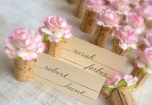 Etiquetas de mesa con corcho y flor